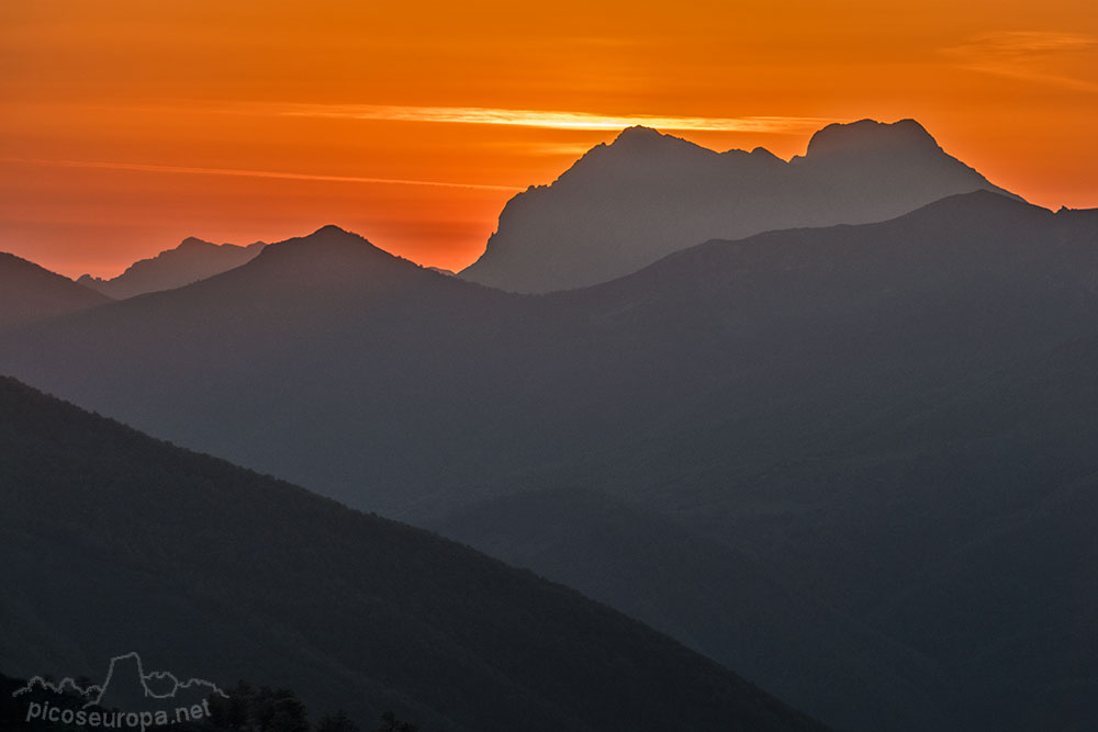 Puesta de sol desde la pista que desde el Puerto de Pandetrave sube hasta los Altos de Valdeón