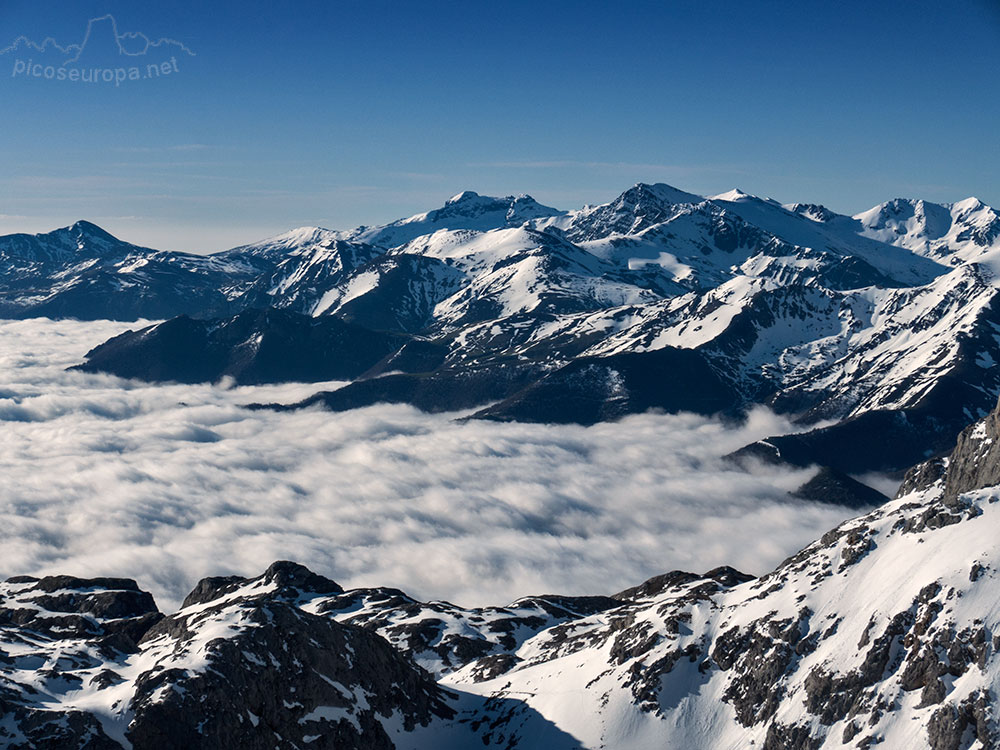 Liebana cubierto de niebla y por encima el Pico Curavacas y Peña Prieta de la Montaña Palentina