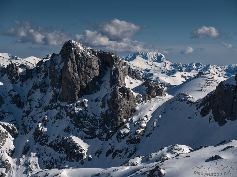 El Pico San Carlos en el Macizo Central de Picos de Europa y al fondo el Pico Espigüete en la Montaña Palentina