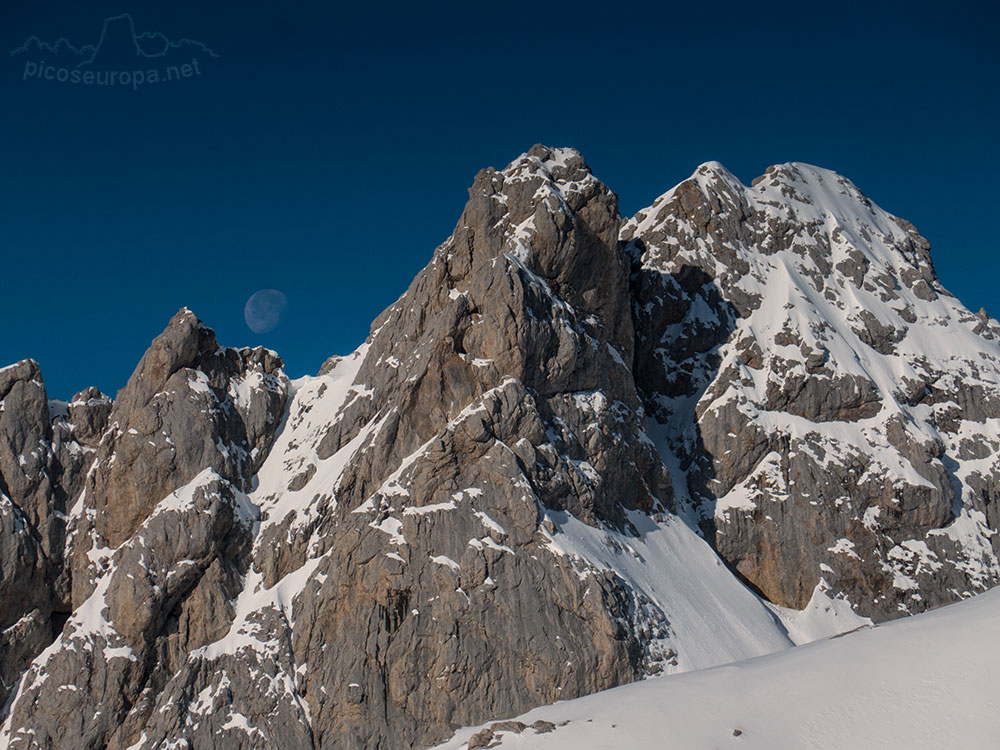 La luna tras el Pico Tiro Llago, Macizo Central de Picos de Europa