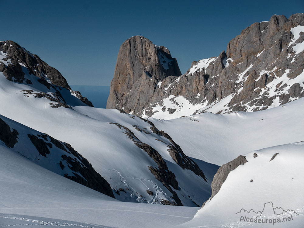 Pico de Urriellu (Naranjo de Bulnes) y el Collado de Horcados Rojos