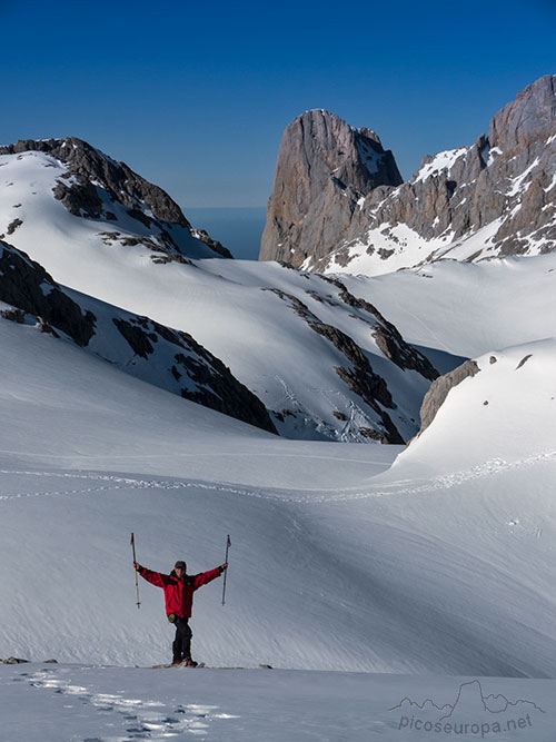 Pico de Urriellu (Naranjo de Bulnes) y delante el Collado de Horcados Rojos