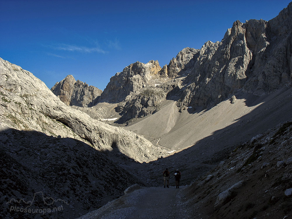 Foto: Hacia Cabaña Verónica, Macizo Central de Picos de Europa, Parque Nacional, Cantabria