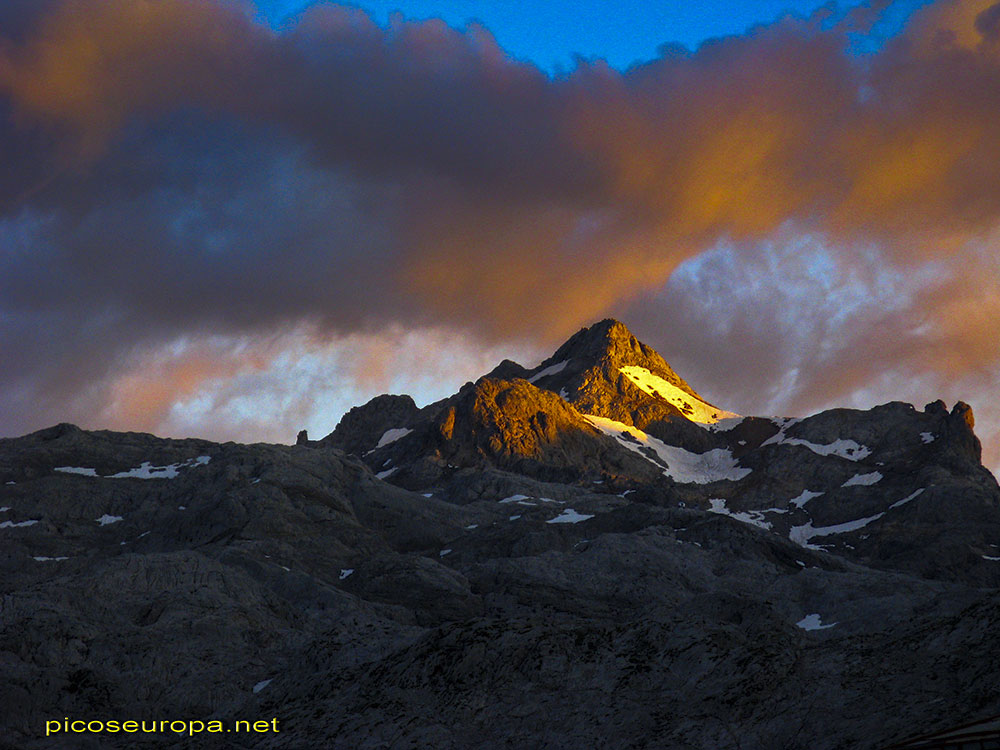 Foto: Amanecer sobre el Pico Tesorero, Macizo Central de Picos de Europa, Parque Nacional