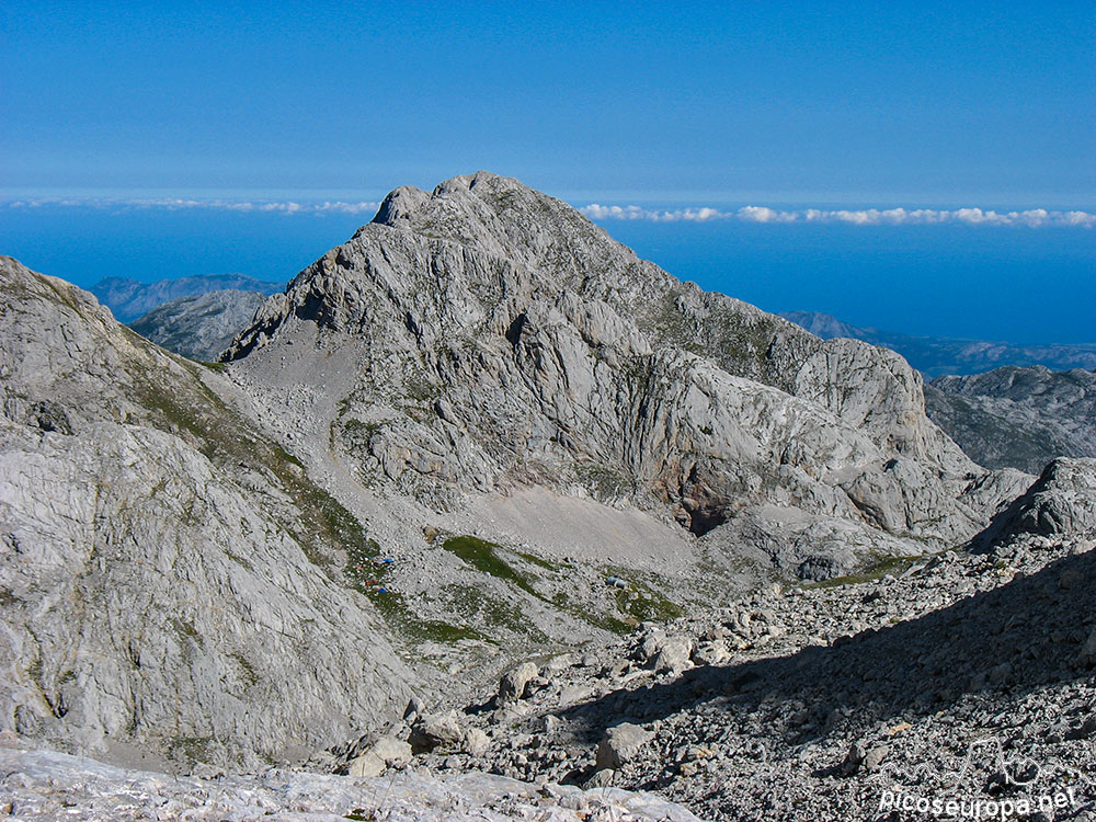 Foto: Jou y Refugio de los Cabrones desde la cumbre del Pico de Cabrones