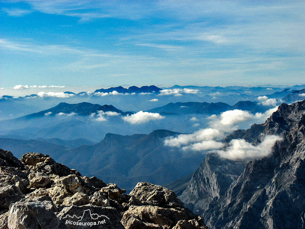Cadenas de montañas con los Mampodres al final desde la cumbre del Pico de Cabrones