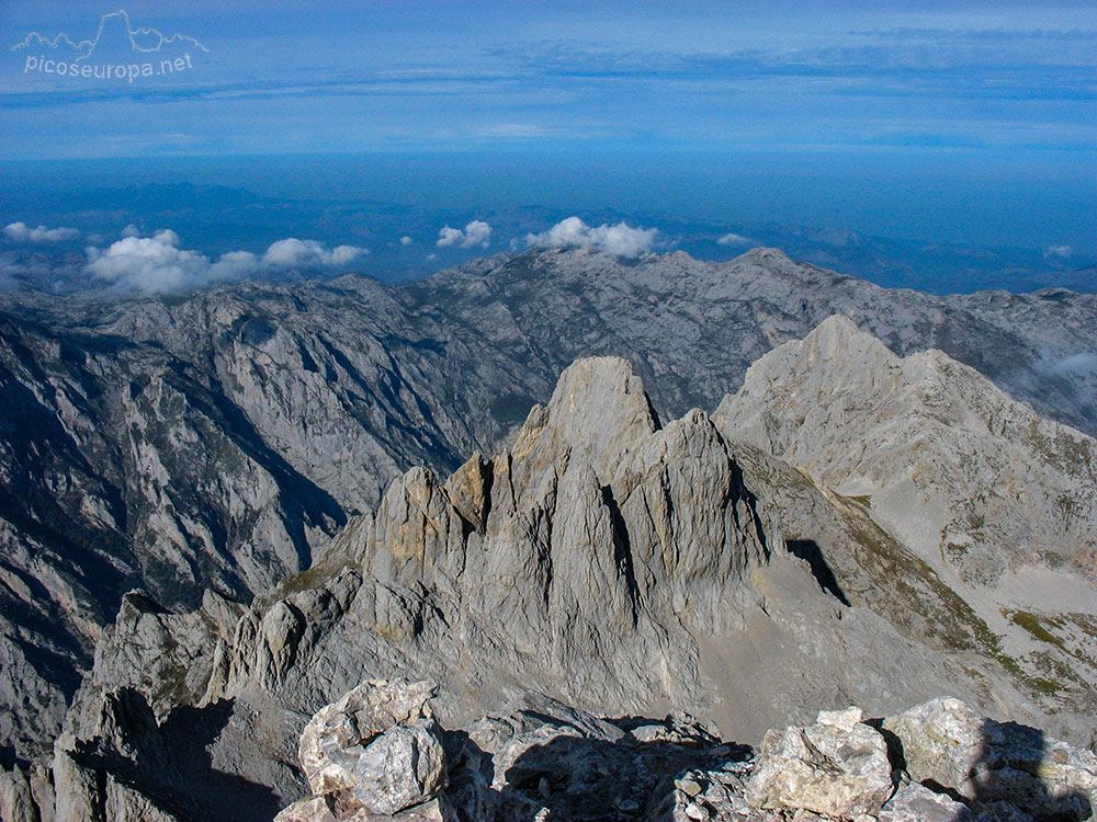 Foto: Picos Dobresengos y detrás Cuetos del Trave desde la cumbre del Pico de Cabrones