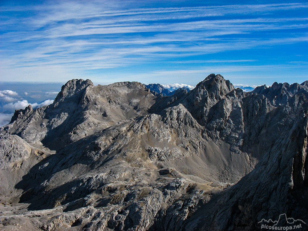 Neverón de Urriellu y Torre de la Pardida desde la cumbre del Pico de Cabrones