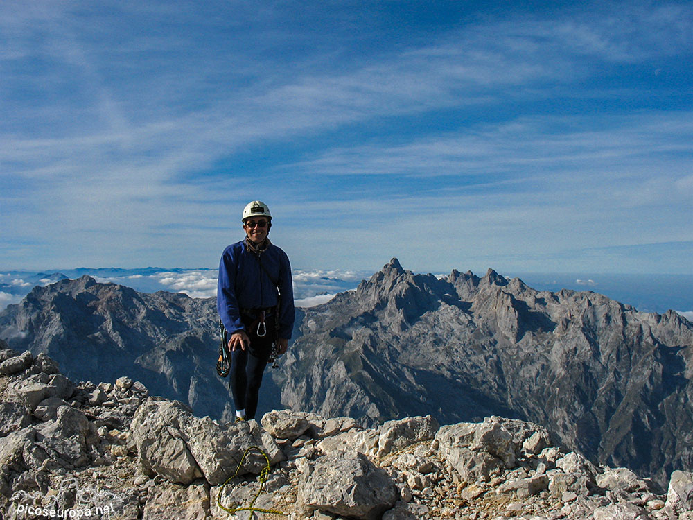 Foto: La impresionante Peña Santa vista desde la cumbre del Pico de Cabrones