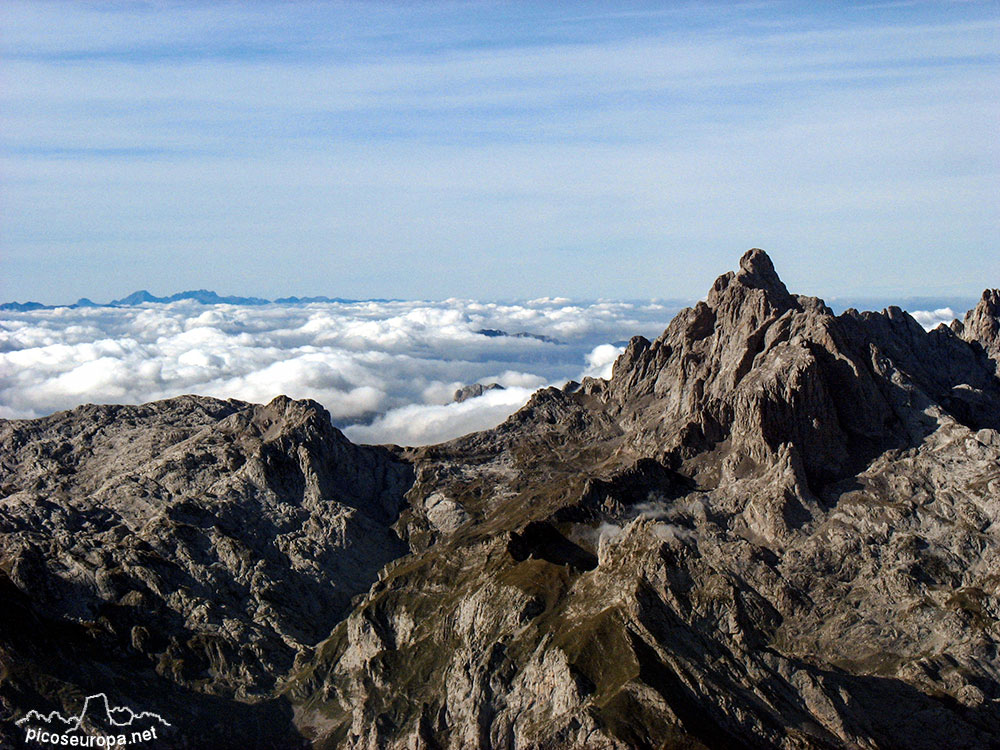 Foto: La impresionante Peña Santa vista desde la cumbre del Pico de Cabrones