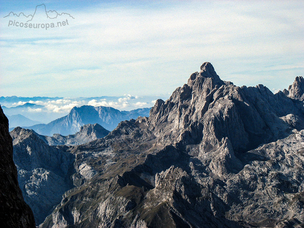 La impresionante Peña Santa vista desde la cumbre del Pico de Cabrones