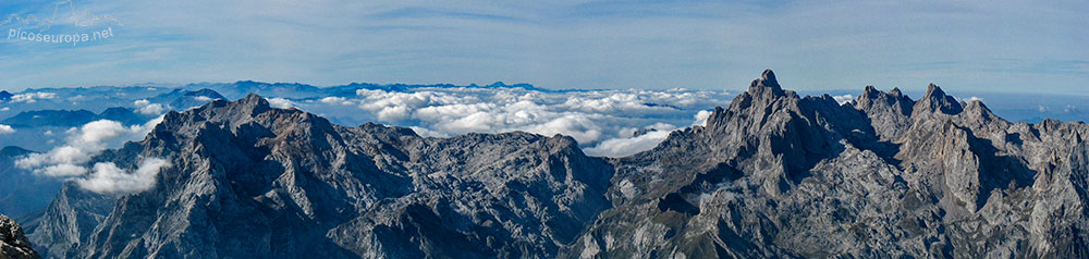 Vista desde la cumbre del Pico de Cabrones, a la izquierda el Macizo de Torre Bermeja, a la derecha la imponente Peña Santa