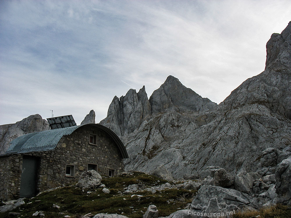 Foto: Refugio y Pico y Agujas de los Cabrones