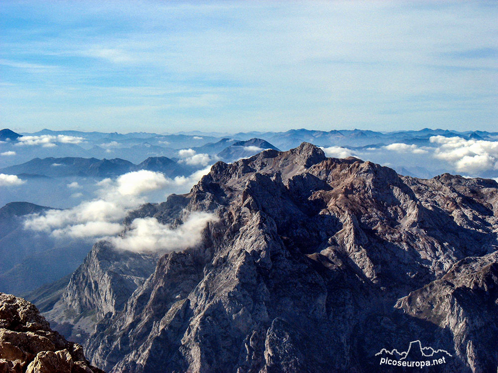 El impresionante macizo de Torre Bermeja visto desde la cumbre del Pico de Cabrones