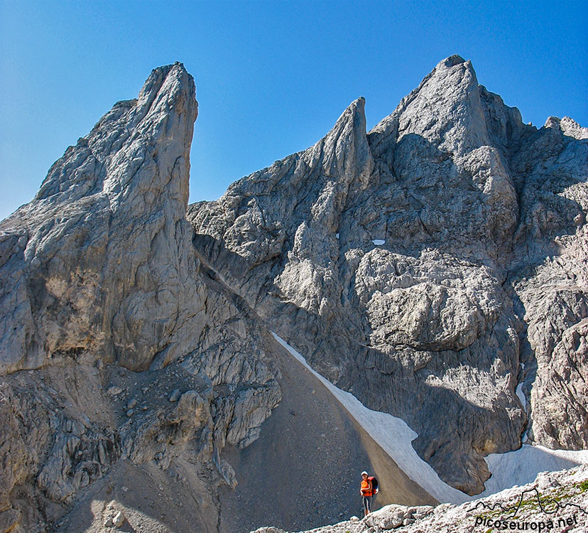 Foto: Torre Cerredo con la Torre Labrouche desde el Jou Negro