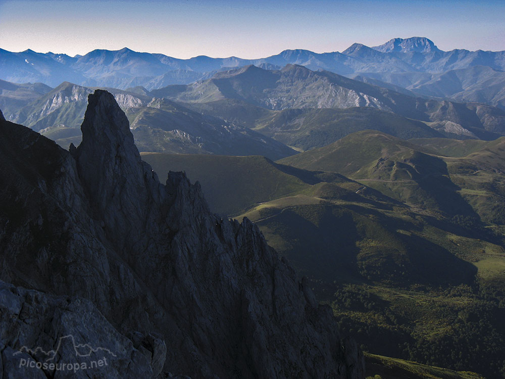 Puerto de Pandetrave y Espigete desde el Friero, Macizo Central de Picos de Europa, León, España