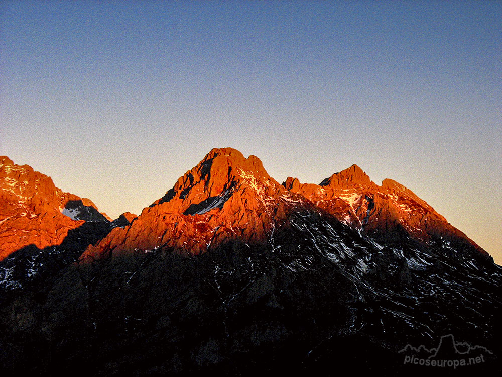 Foto: Puesta de sol sobre la Torre del Friero (2.445m), Macizo Central de Picos de Europa, León, España