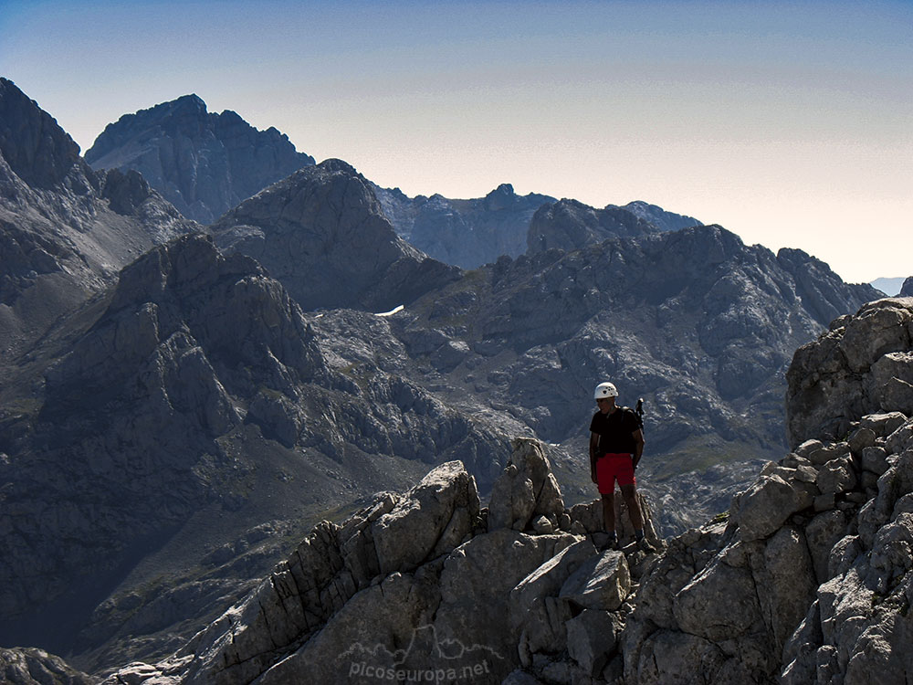 En la ruta normal de subida y bajada de la Torre del Friero, Macizo Central de Picos de Europa, León, España