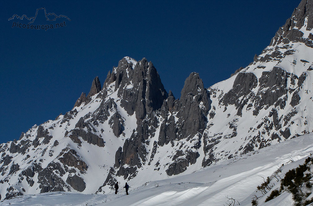 La Torre del Friero desde la Horcada de Valcavado, Picos de Europa, España