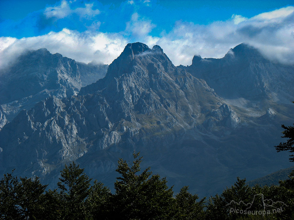 La Torre del Friero desde el Puerto de Panderruedas, Macizo Central de Picos de Europa, León, España