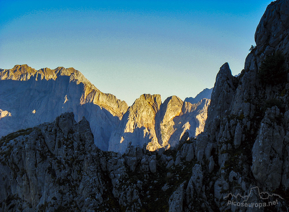 Foto: Amanecer sobre el Macizo de la Bermeja, Picos de Europa, León, España