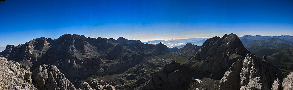 Panorámica desde la Torre del Friero (2.445m), Macizo Central de Picos de Europa, León, España