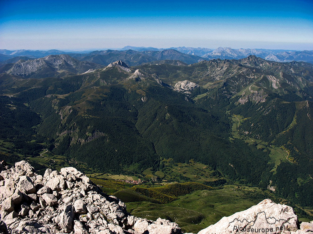 Santa Marina de Valdeón y el Pico Gabanceda, Macizo Central de Picos de Europa, León, España