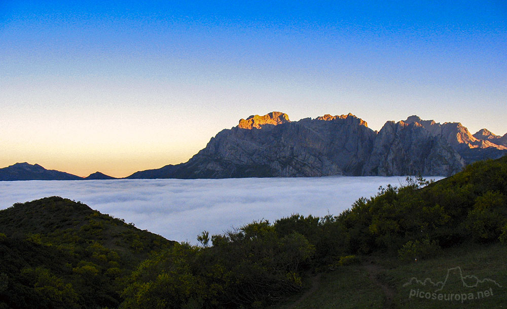 Amanecer, Macizo de la Bermeja, Macizo Central de Picos de Europa, León, España