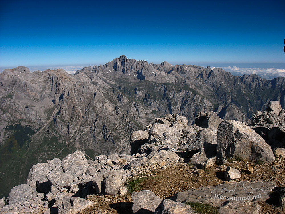 Peña Santa desde la cumbre de la Torre del Friero, Macizo Central de Picos de Europa, León, España