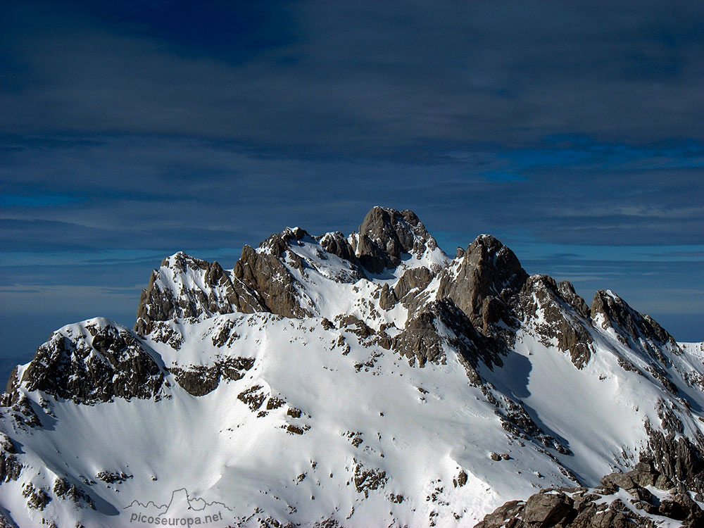 Torre Cerredo desde la Torre de Horcados Rojos