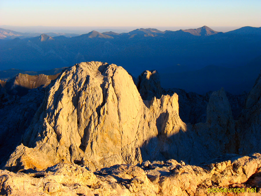 La Torre del Oso iluminada por las ultimas luces del atardecer, Picos de Europa, Parque Nacional, Asturias