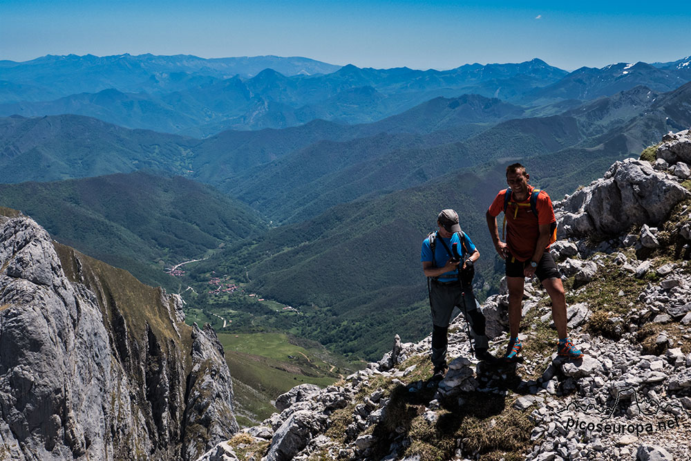 Espinama y Pido en el Valle de Liébana desde la arista de ascenso a Torre Salinas