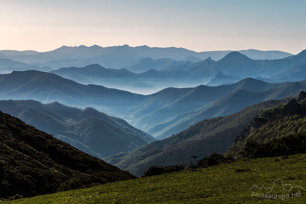 Desde los Altos de Valdeón mirando hacia los valles de Liebana y Fuente Dé, Parque Nacional de Picos de Europa