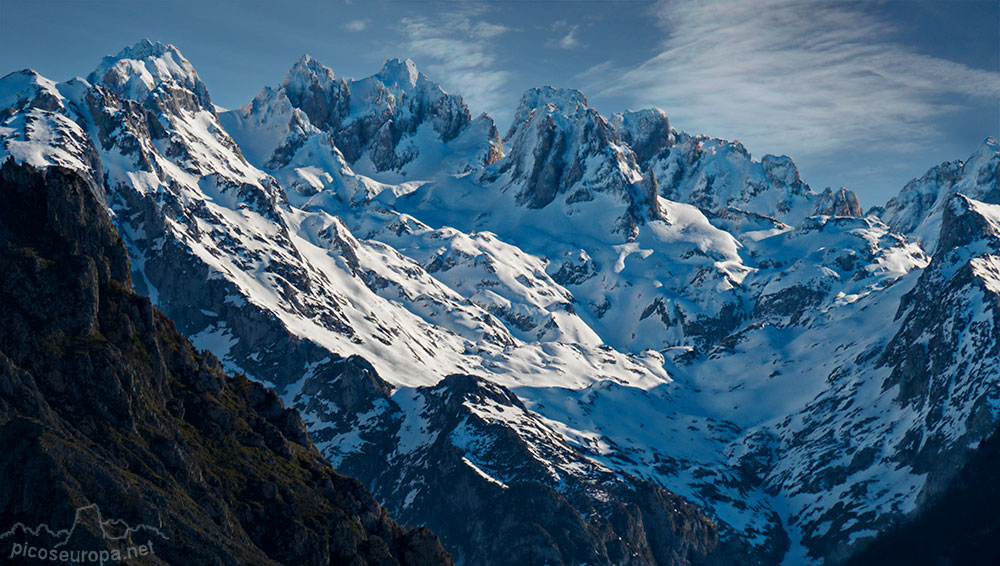 Picos de Europa desde el pueblo de Argolibio situado sobre el lado Oeste del Desfiladero de los Beyos por donde discurre el río Sella.