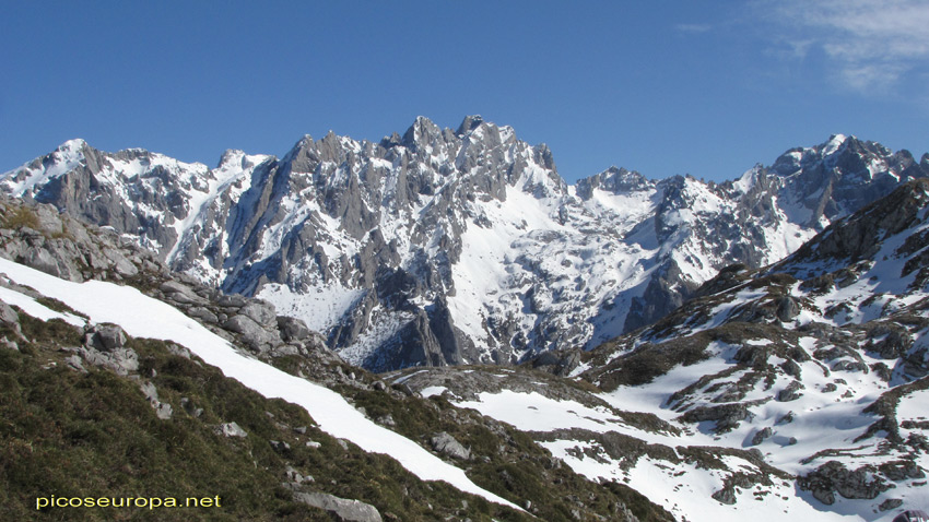 Macizo Central de Picos de Europa desde el Collado del Jito en la entrada a la Vega de Ario, Cornion, Asturias