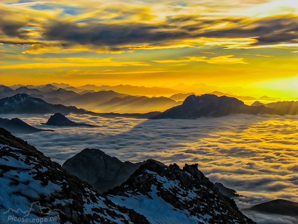 Foto: Puesta de sol en la Arista Argaos, Vegarredonda, Macizo Occidental de los Picos de Europa, Asturias