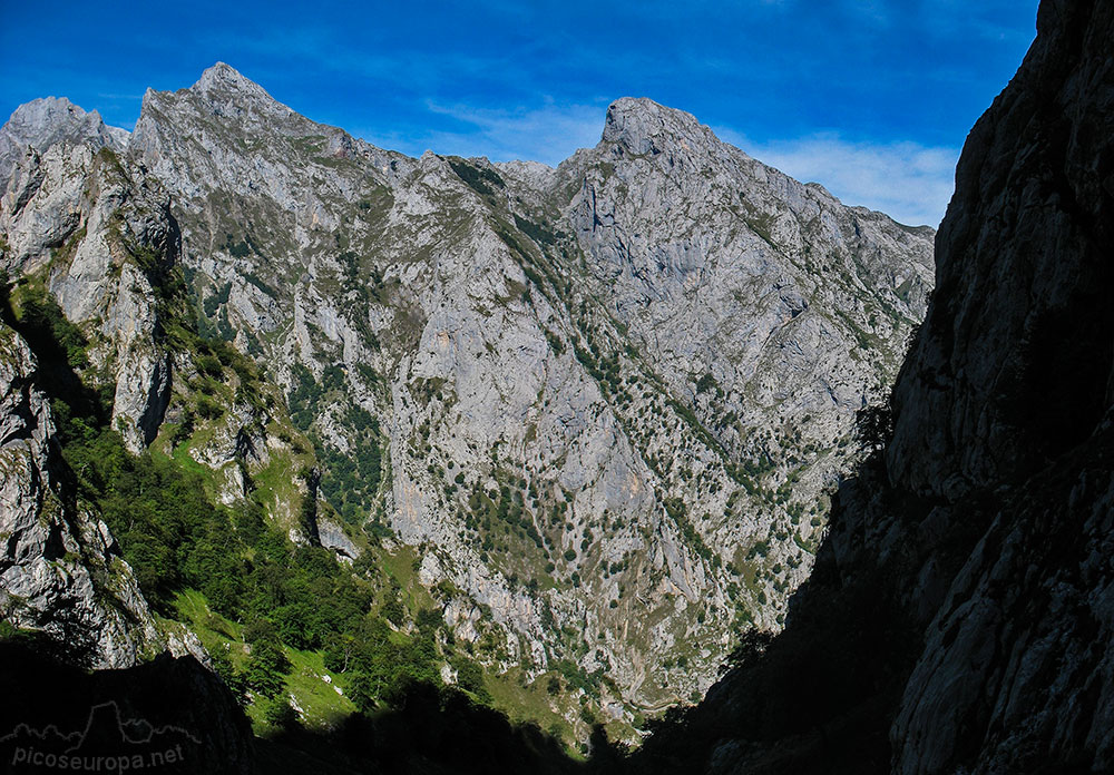 Canales del Cares hacia el Macizo Occidental de Picos de Europa