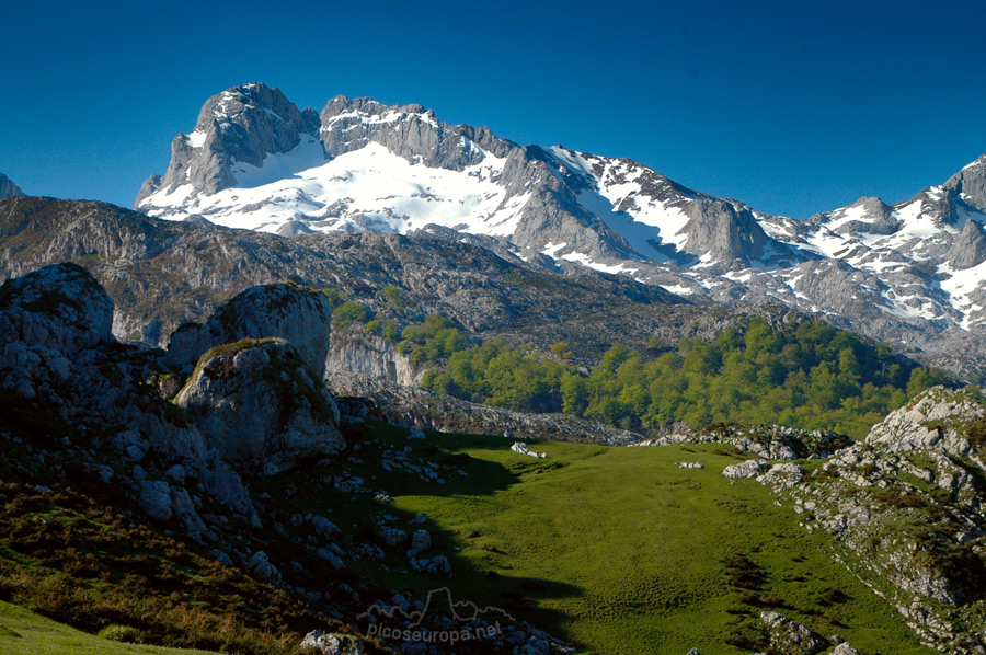 Torre de Santa Maria de Enol desde el Lago de la Ercina, Lagos de Covadonga