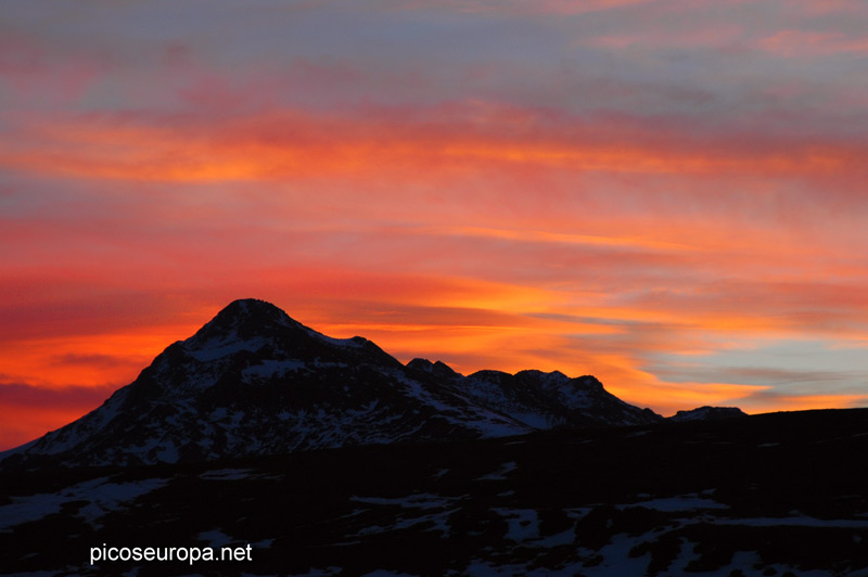 Amanecer desde Lago de la Ercina, Lagos de Covadonga, Picos de Europa, Parque Nacional, Asturias