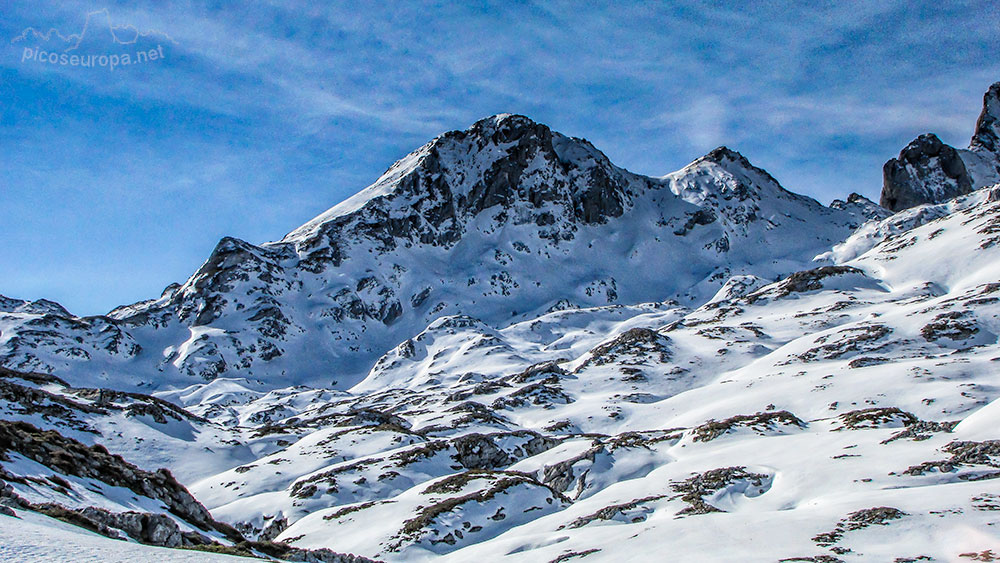 El Pico Jultayu desde El Jito a la entrada de la Vega de Ario, Macizo Occidental de los Picos de Europa, Cornión