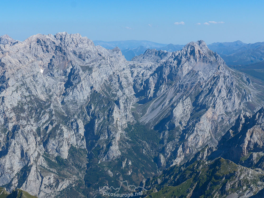 Foto: Torre del Llambrión y Torre del Friero desde la cumbre de Peña Santa