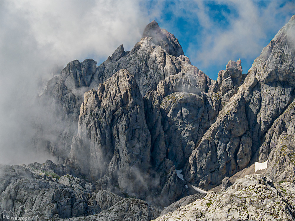 Foto: Torre de Santa María, por delante las Agujas de Corpus Christi y el Gato, Picos de Europa.