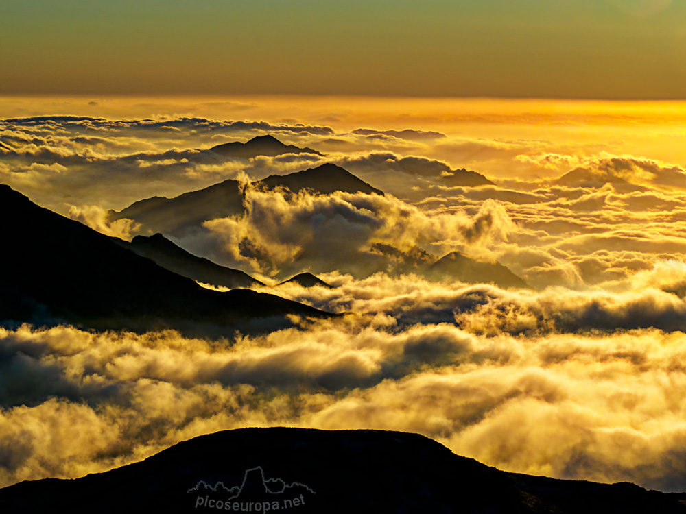 Puesta de sol desde Vega Huerta en Picos de Europa, León. 