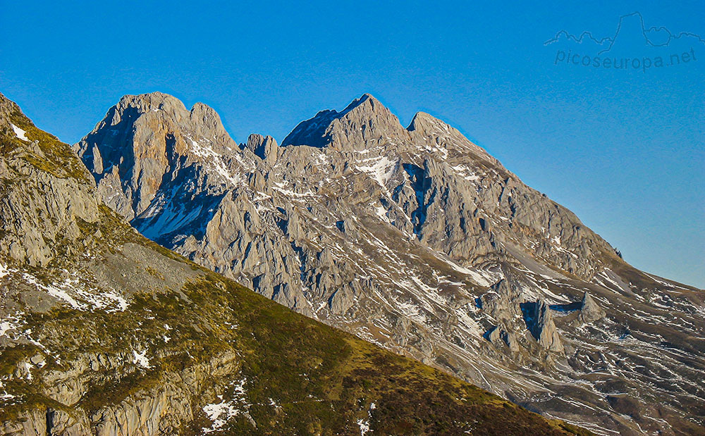 Foto: Torre del Friero y Torre Salinas desde las inmediaciones de la Vega de Llos, Picos de Europa.