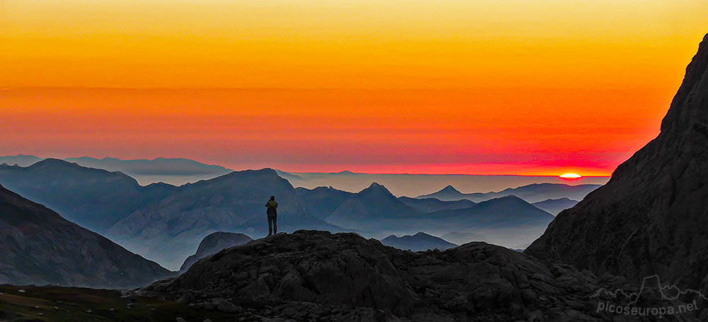Foto: Puesta de sol desde la zona de Vega Huerta, Macizo Occidental de Picos de Europa