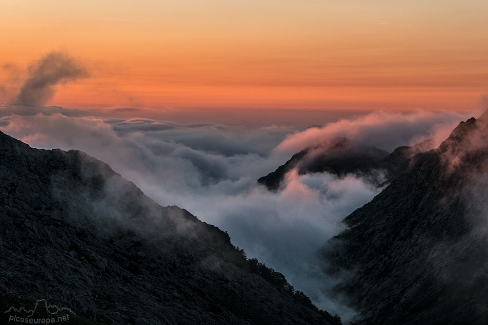 Puesta de sol desde el Refugio de Vegarredonda, Picos de Europa