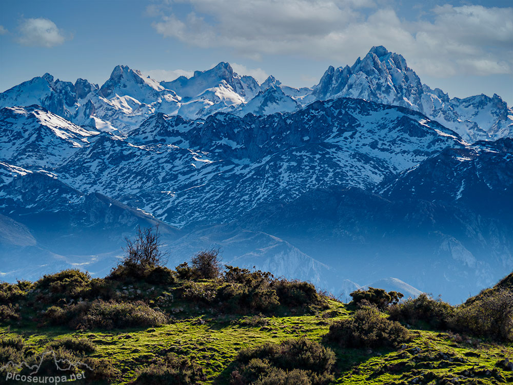 La impresionante vista de Picos de Europa desde el Pico Mofrechu, Sierra de Ordiales, Asturias