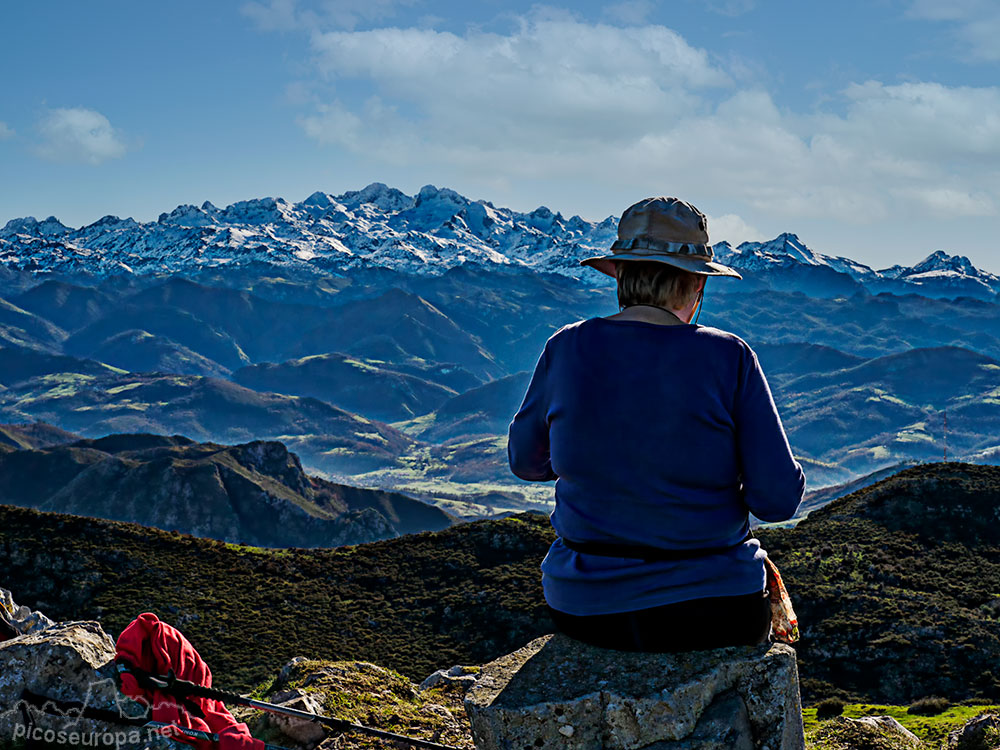 La impresionante vista de Picos de Europa desde el Pico Mofrechu, Sierra de Ordiales, Asturias