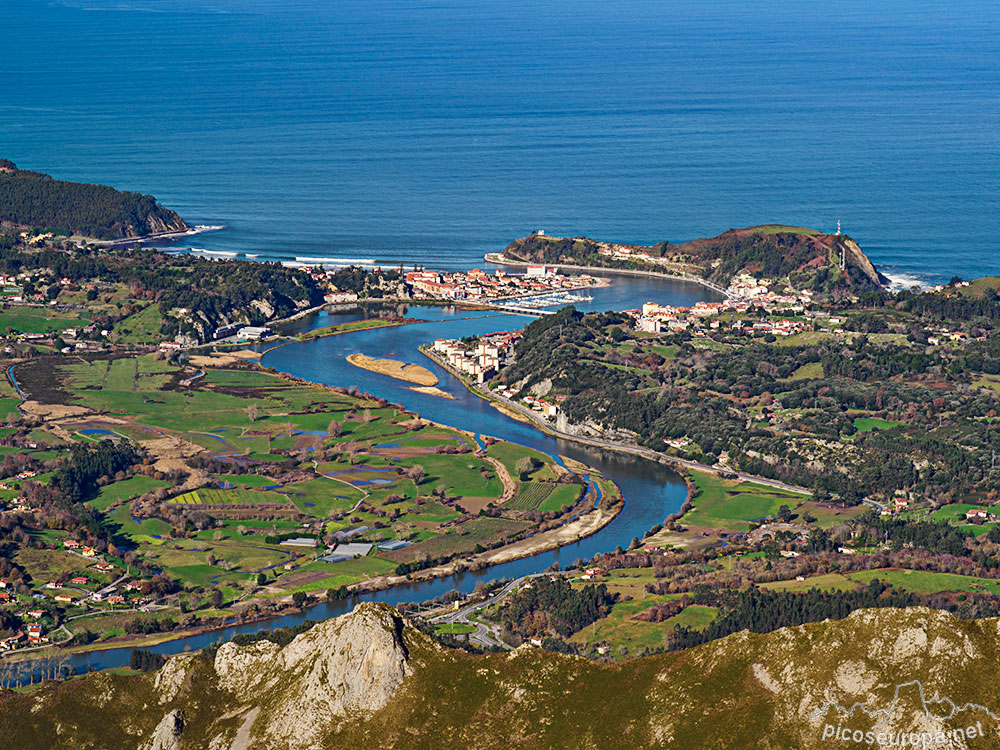 Ribadesella con la desembocadura del río Sella desde el Pico Mofrechu, Sierra de Ordiales, Asturias