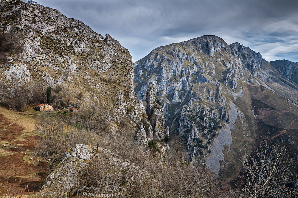 Majada del Vierru, al fondo el Pico Vijuegu y al final el Cueto Cerralosa